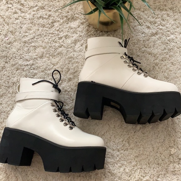 White Boots Trending - Picture 3 of 5
